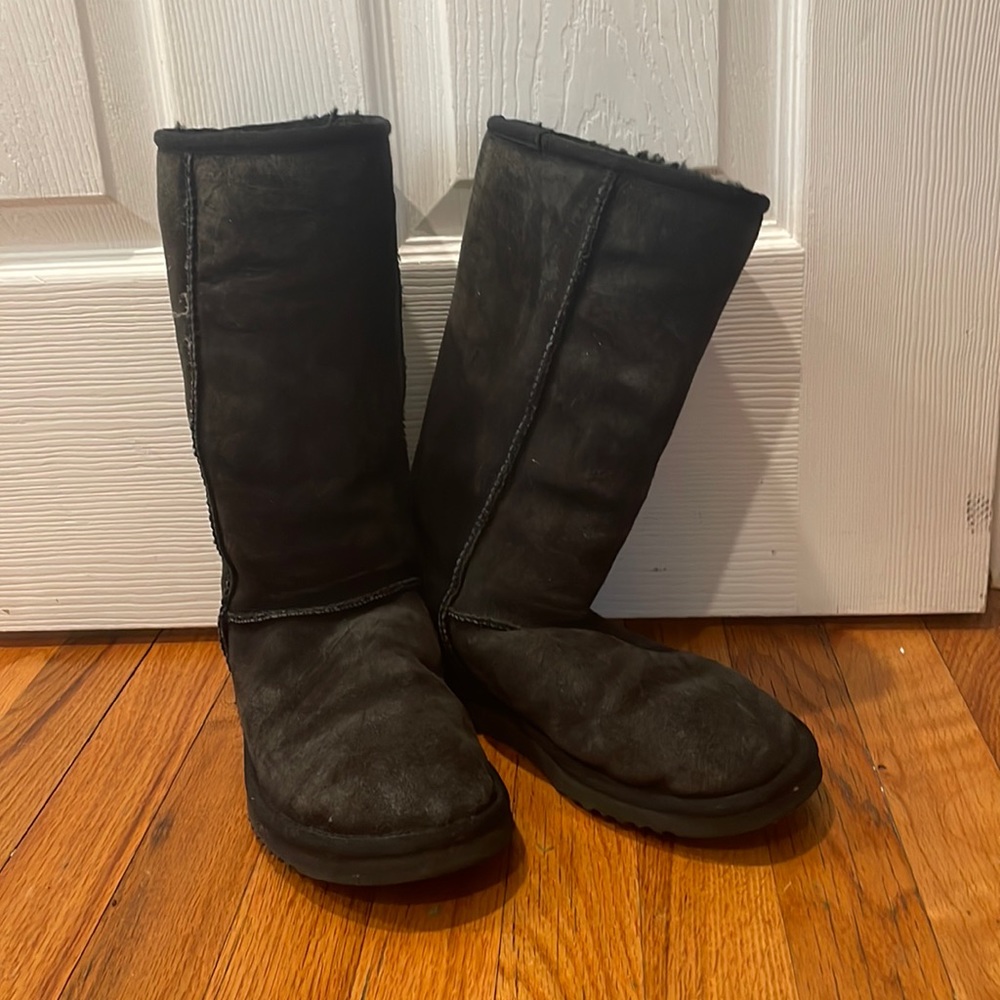 These are couple times used uggs! They are very comfortable!
